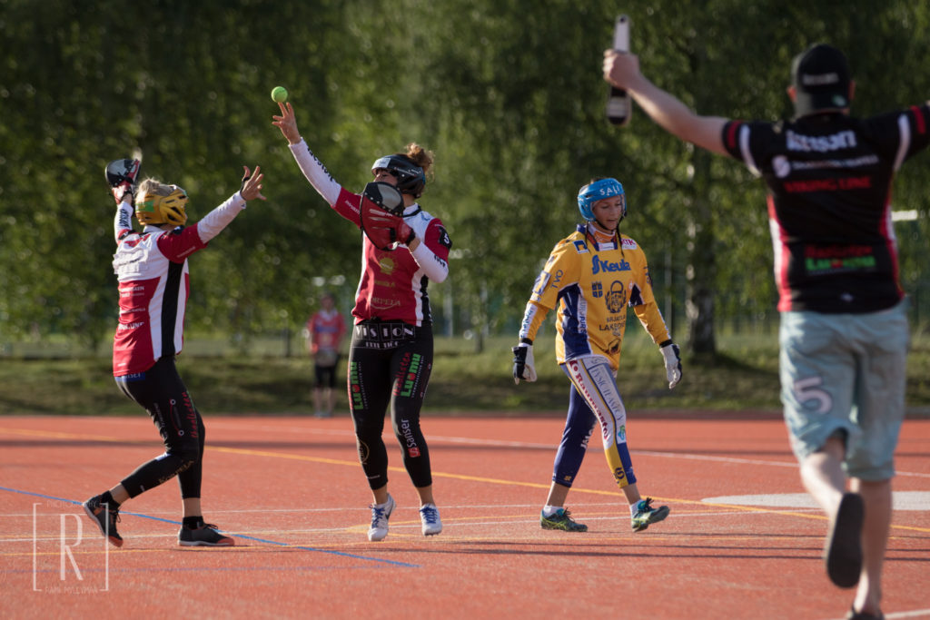 Ratkaisevan palon jälkeen Mansen riemu repesi. Tässä tuulettavat Jatta Vuorinen ja Nina Taipale sekä pelinjohtaja Jarkko Pokela.