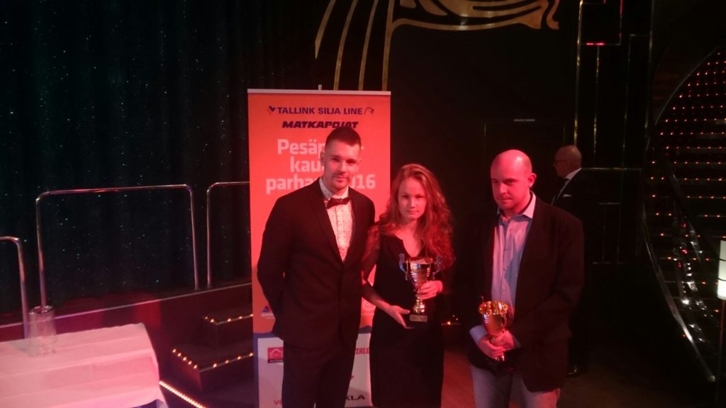 Sampo Pasanen, Ida Lähde ja Jarkko Pokela poseerasivat lavalla palkintojenjaon jälkeen.